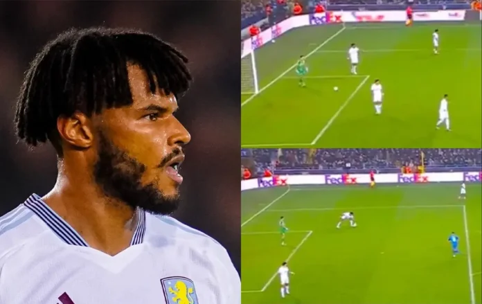 Emiliano Martínez y Tyrone Mings del Aston Villa durante la jugada que resultó en penalti en el partido contra Brujas.